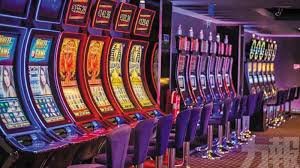 Layar Quick Bet legenda55 menampilkan dealer langsung di studio dengan tabel Dragon Tiger dan Sic Bo